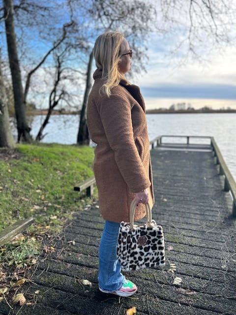 Kleine jute tas bekleed met zandkleurige fake fur panter - Afbeelding 5