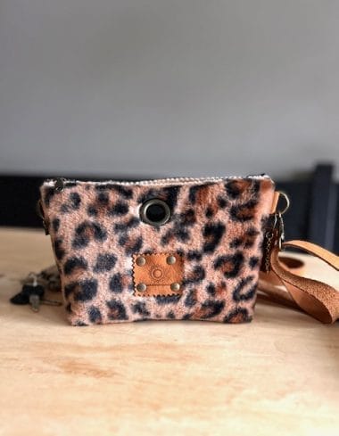 Cross-over tas van mocca fake fur panter