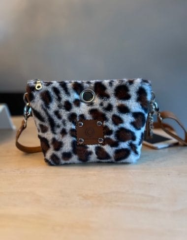 Cross-over tas van zandkleurige fake fur panter met verstelbare riem