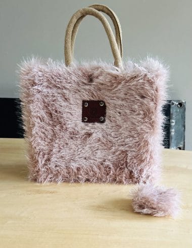 Handtas bekleed met pastelroze langharige fake fur