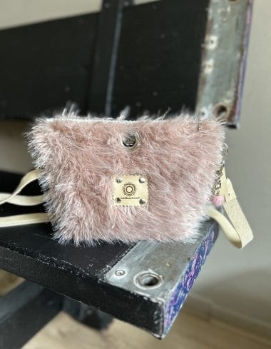 schoudertas van pastel roze langharige fake fur