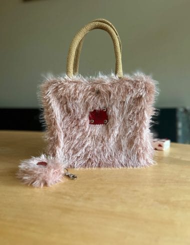 Kleine jute tas met pastel roze fake fur