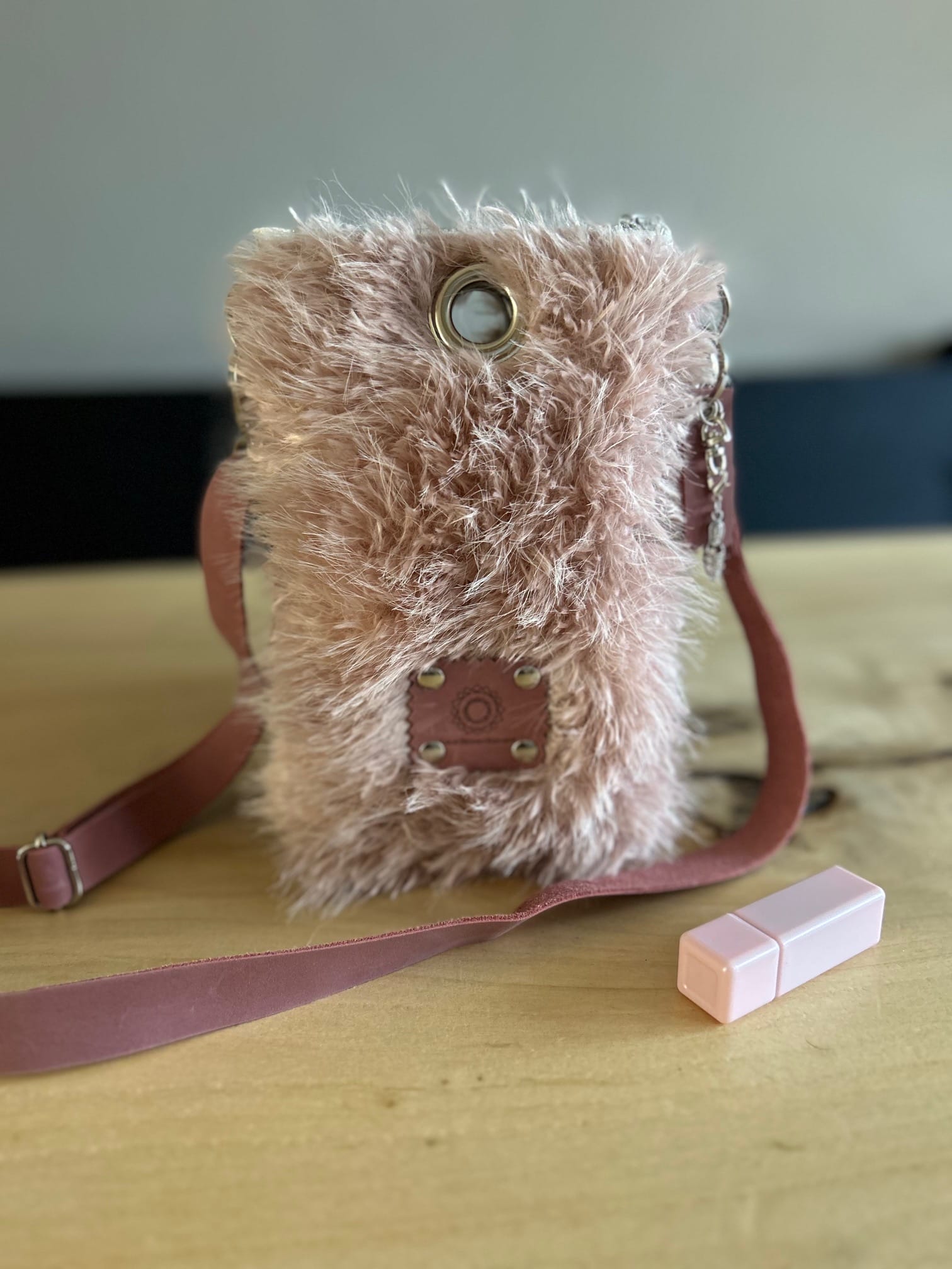 Festivaltas van pastel roze langharige fake fur